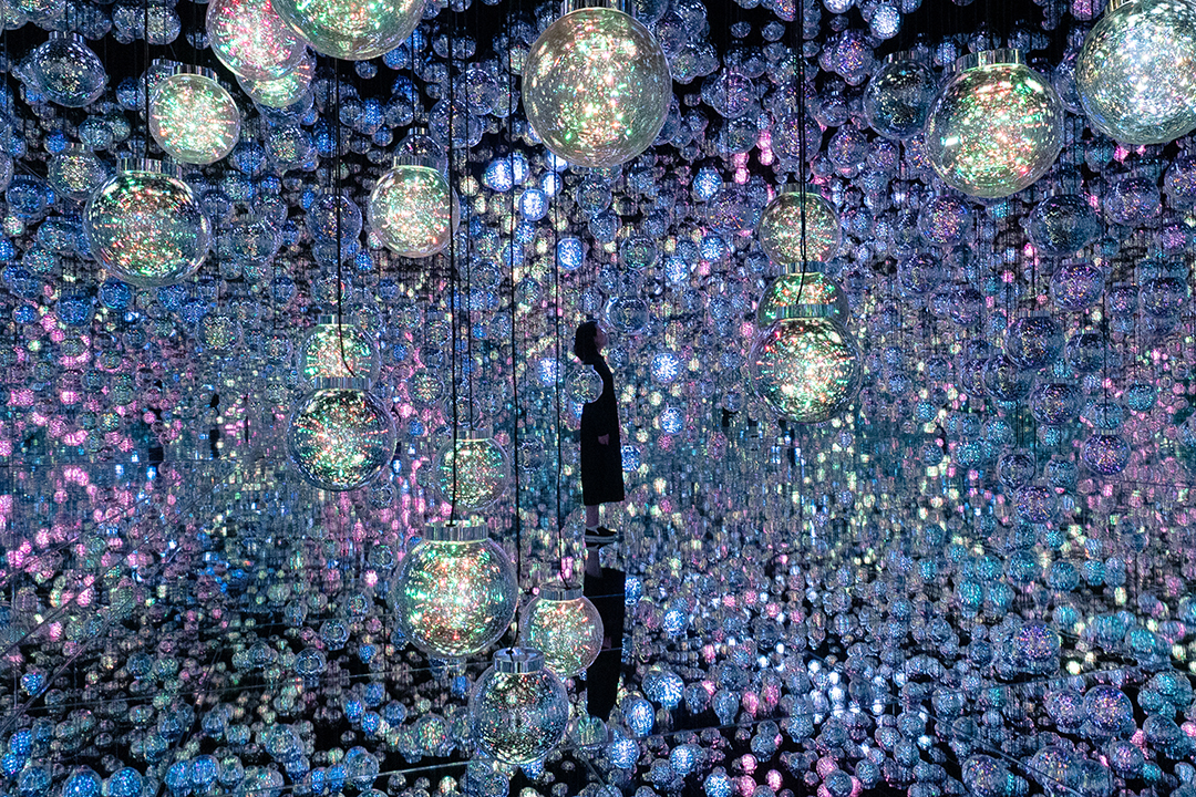 多数の光の球体(バブル)で埋め尽くされた空間