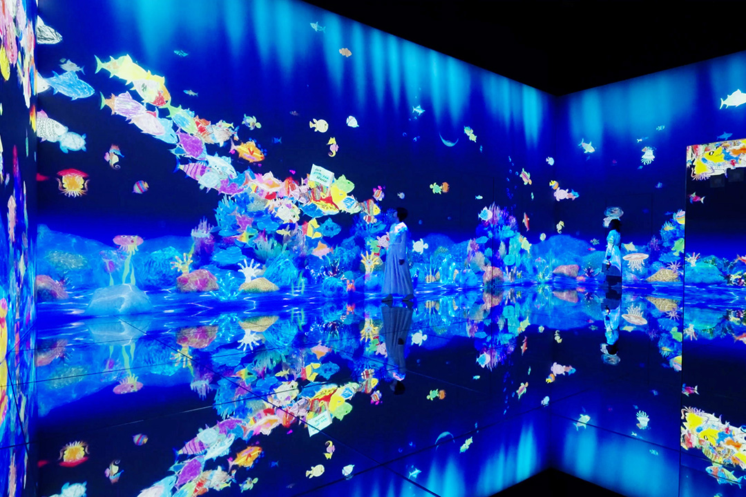 広い部屋の壁や床に海の中を描かれた魚たちが泳ぎ回るようす