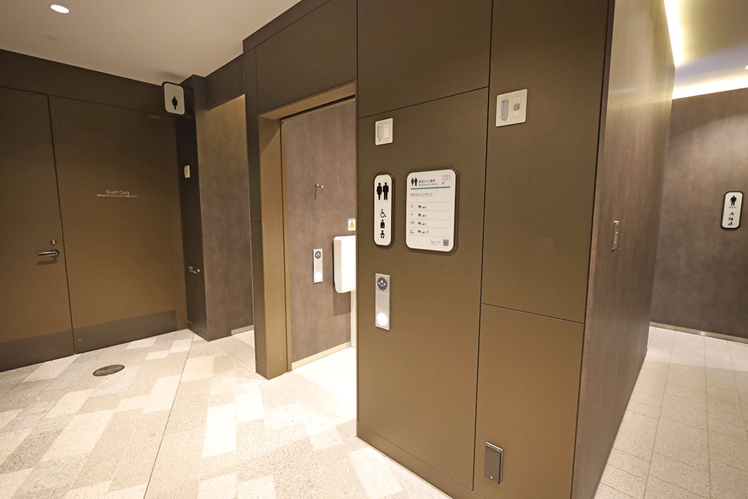 バリアフリートイレの外側から見た写真