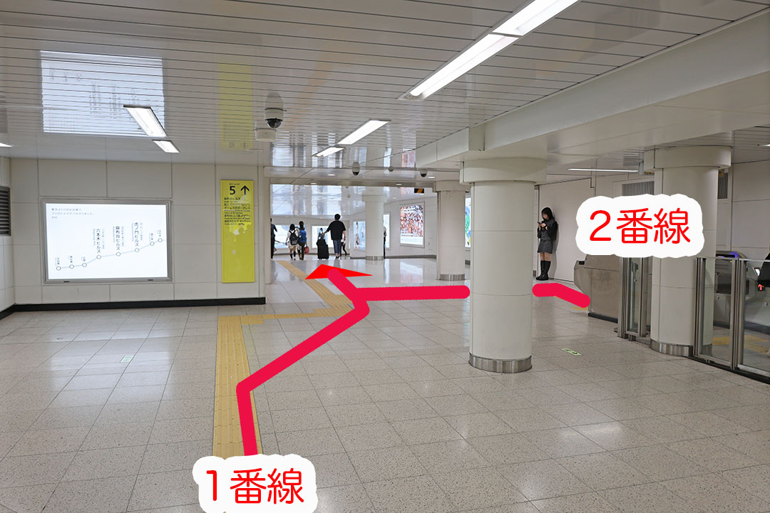 神谷町駅改札付近から先の通路を写した写真