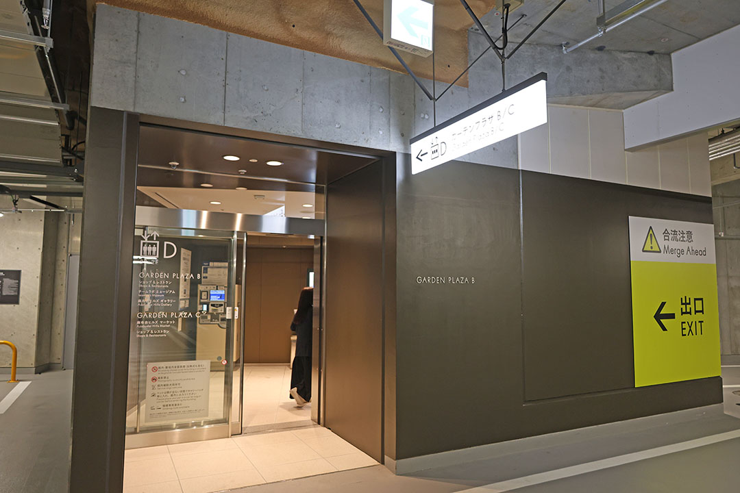 地下3階のⅮエレベーターホールの入口