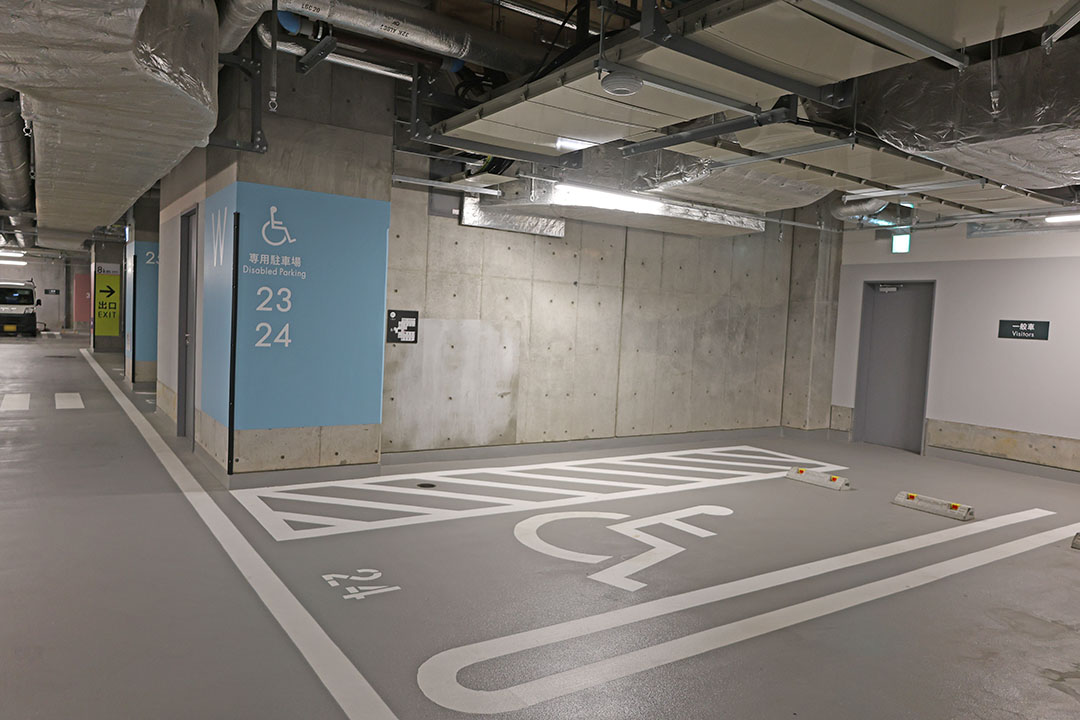 障がい者用駐車スペース24番を写した写真