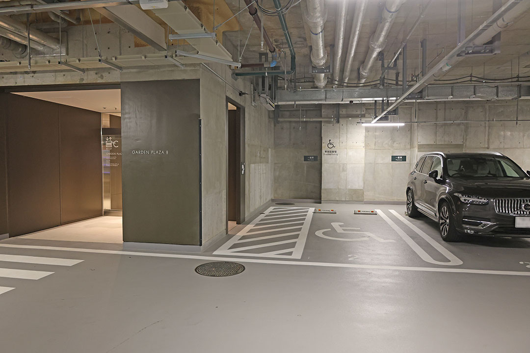 障がい者用駐車スペース27番を写した写真