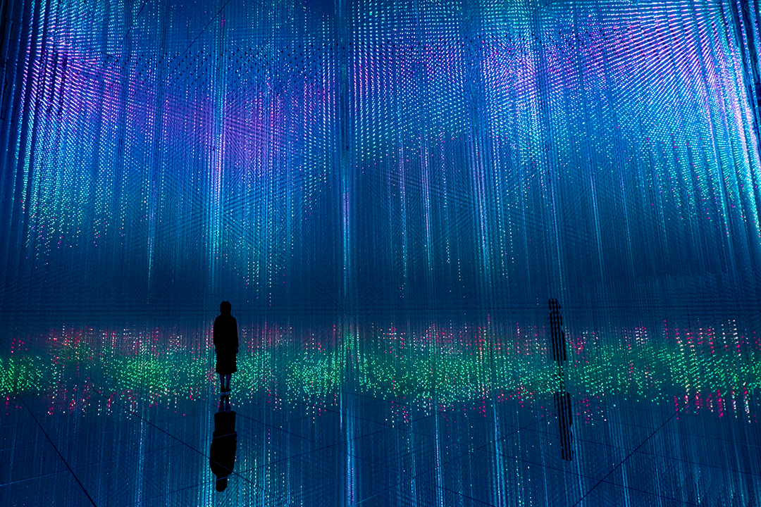 無数のブルー系の光の点によって構成されたオーロラみたいな映像