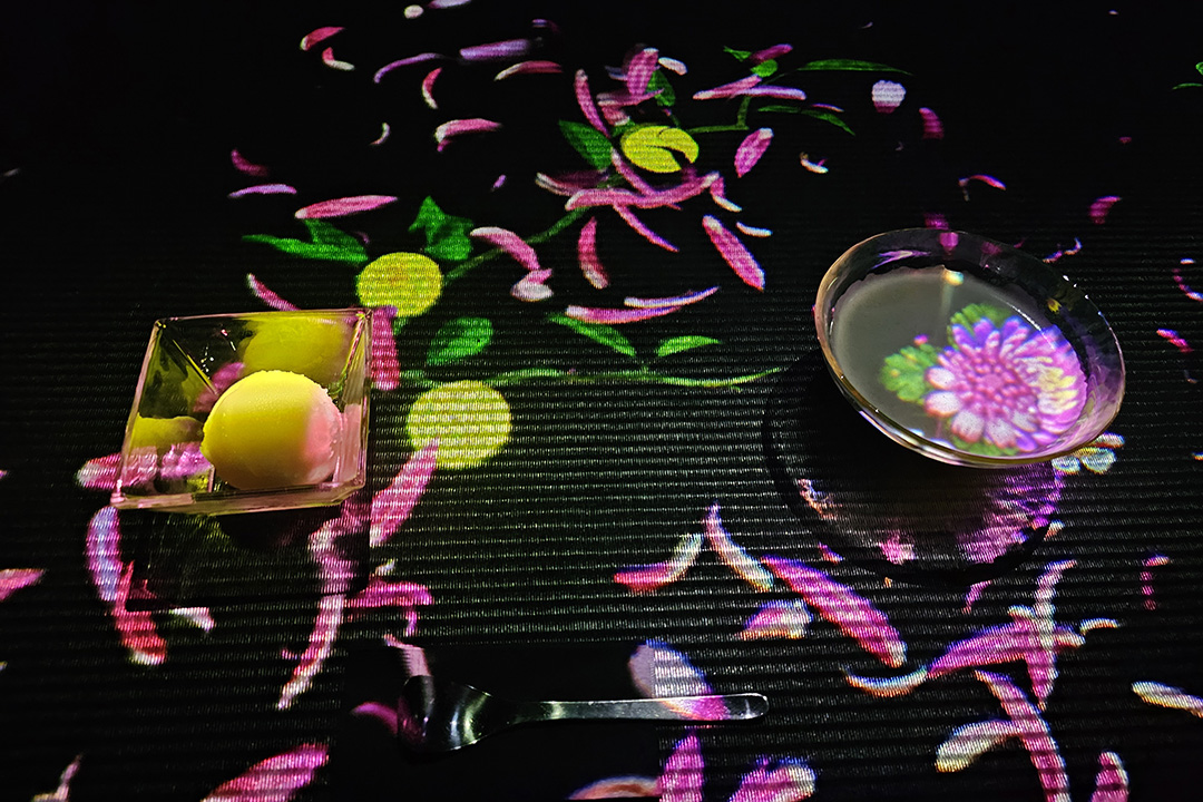 テーブルの右側は抹茶のグラスの中に花の映像が映し出され、左側にはゆずのアイス入りのグラスからゆずの木の映像が生えてきている