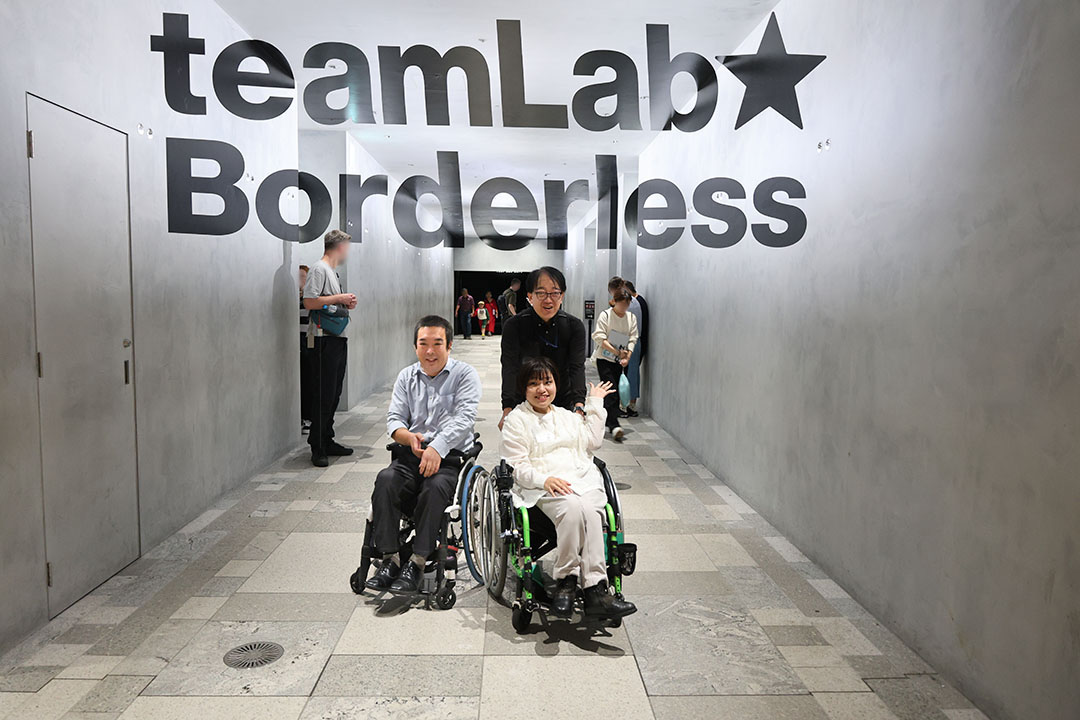 エントランス通路で車いすの男性と女性が並んでいるようす