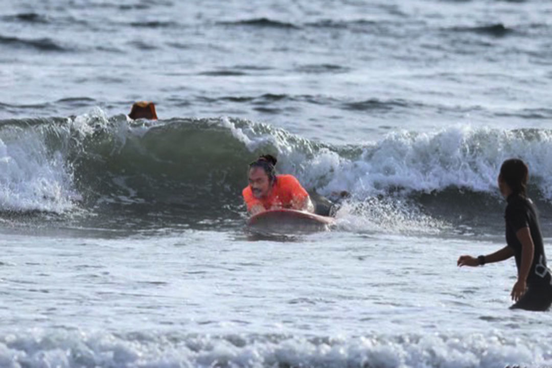 波に乗りパラサーフィンを楽しんでいる様子