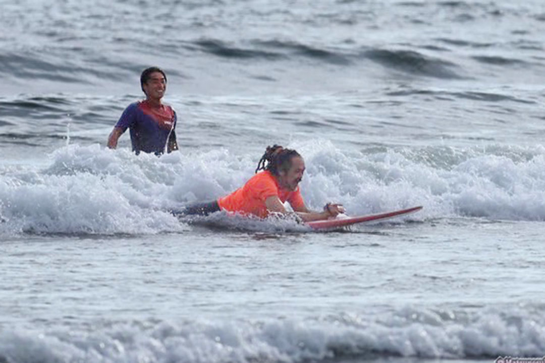 サポートしてくれる方と、パラサーフィンを楽しんでいる様子