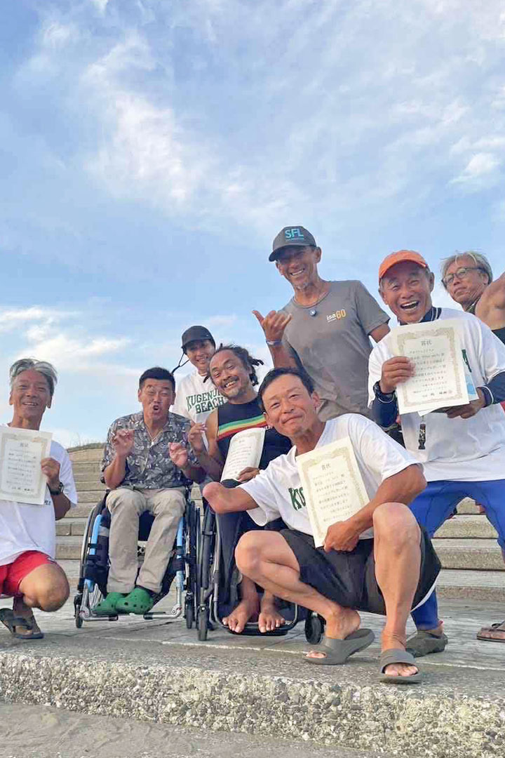 複数人の方が、賞状片手に喜んでいる様子