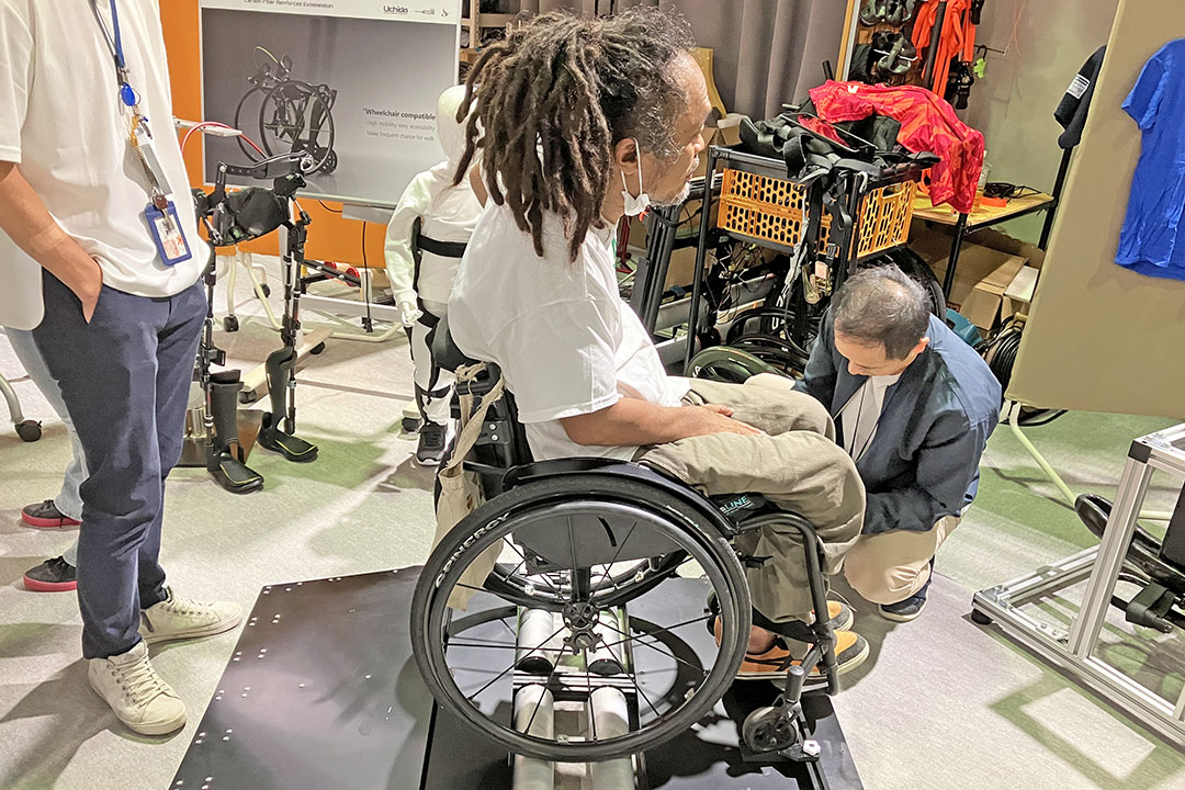 新しい車いすで計測台に乗る生方氏