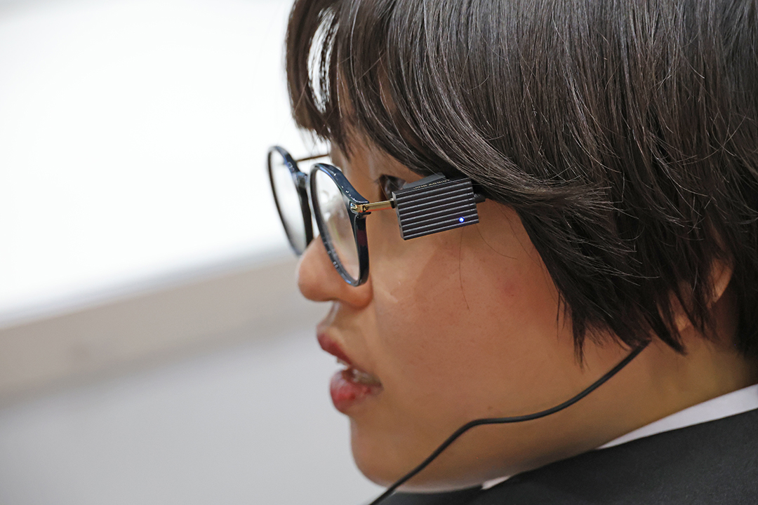 ジンズアシストを取り付けたメガネをかけた女性の横顔