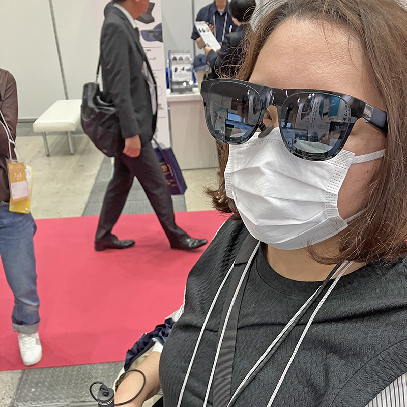 補聴グラスをかけ、体験している女性