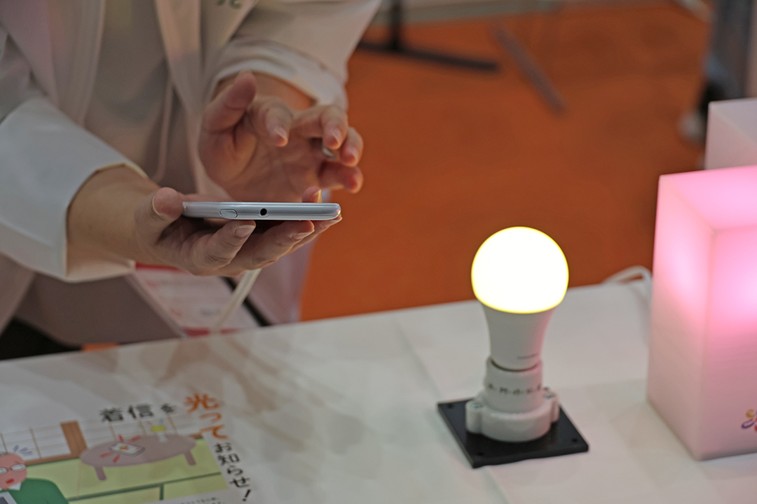 スマホの着信でいろどりプラスが点灯している様子