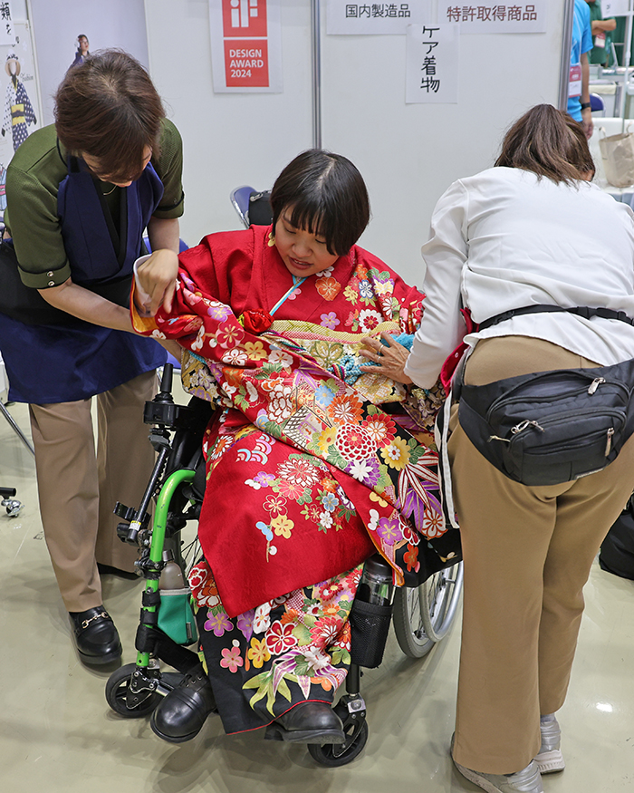 振袖の着付けを体験している車いすの女性2