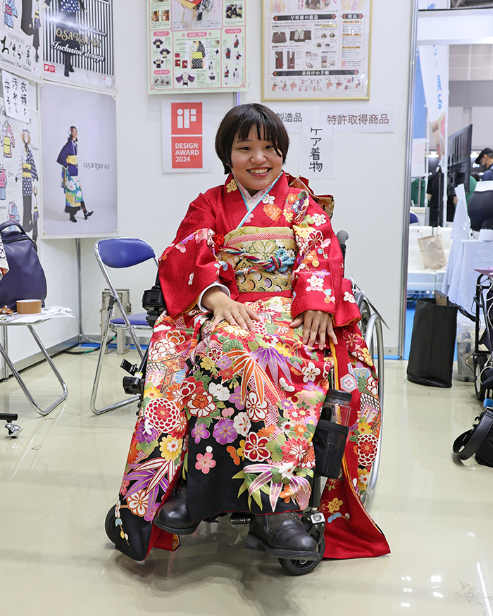 振袖の着付けを体験している車いすの女性3