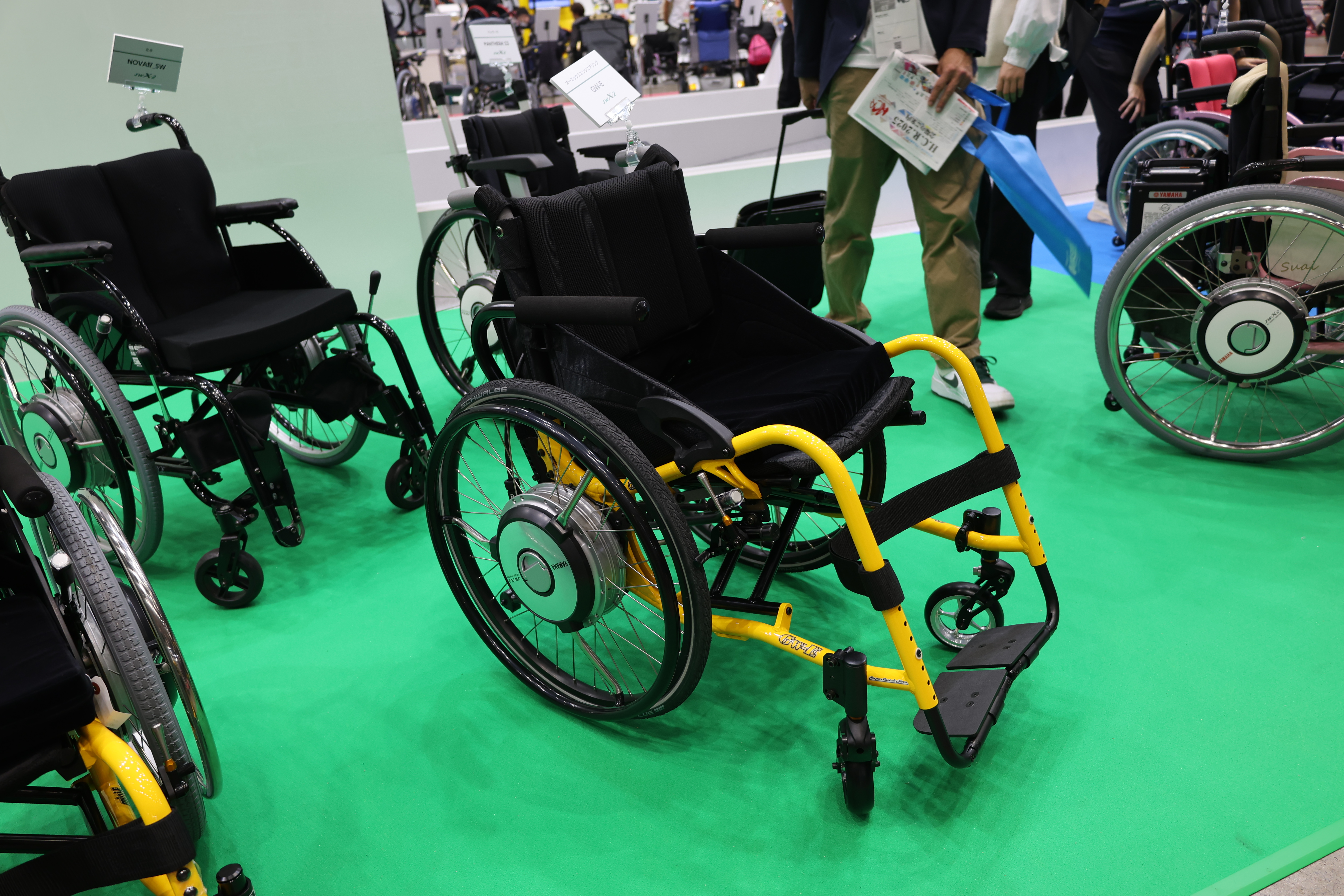 電動アシストユニットを取り付けた黄色のフレームの車いす