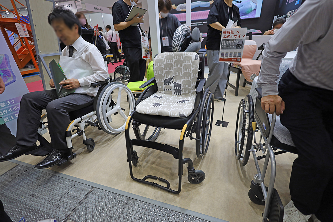 車いすの上に置かれたカバー付きのピントW