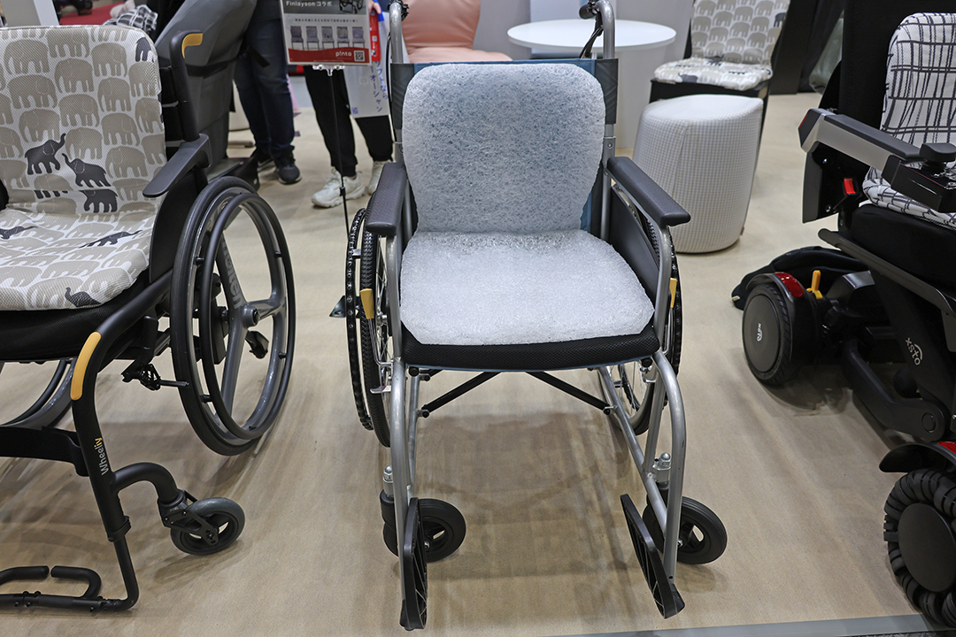 車いすの上に置かれたカバーなしのピントW