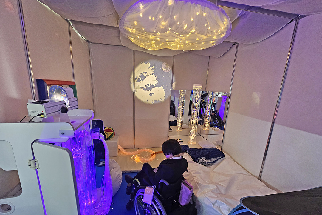 部屋の中にスヌーズレン用品が輝いている様子1