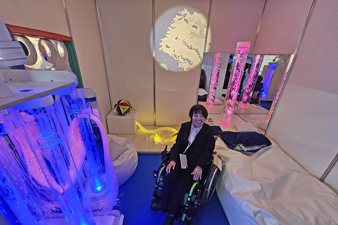 部屋の中にスヌーズレン用品が輝いている様子2