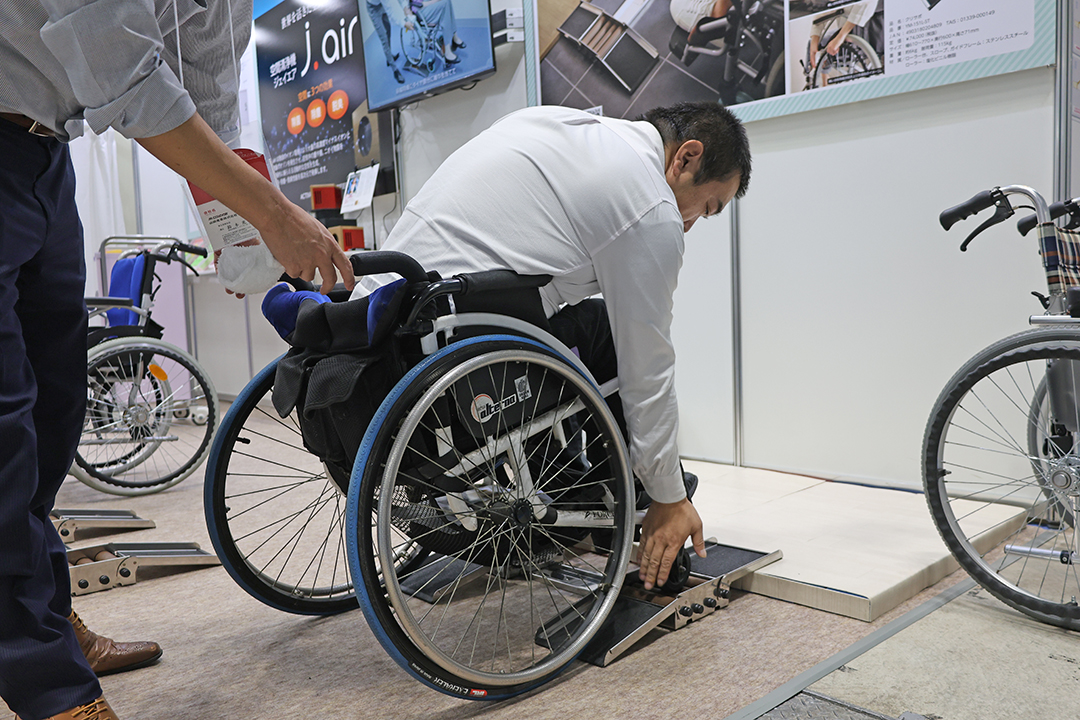 クリサポで車いすの前輪を拭いている様子