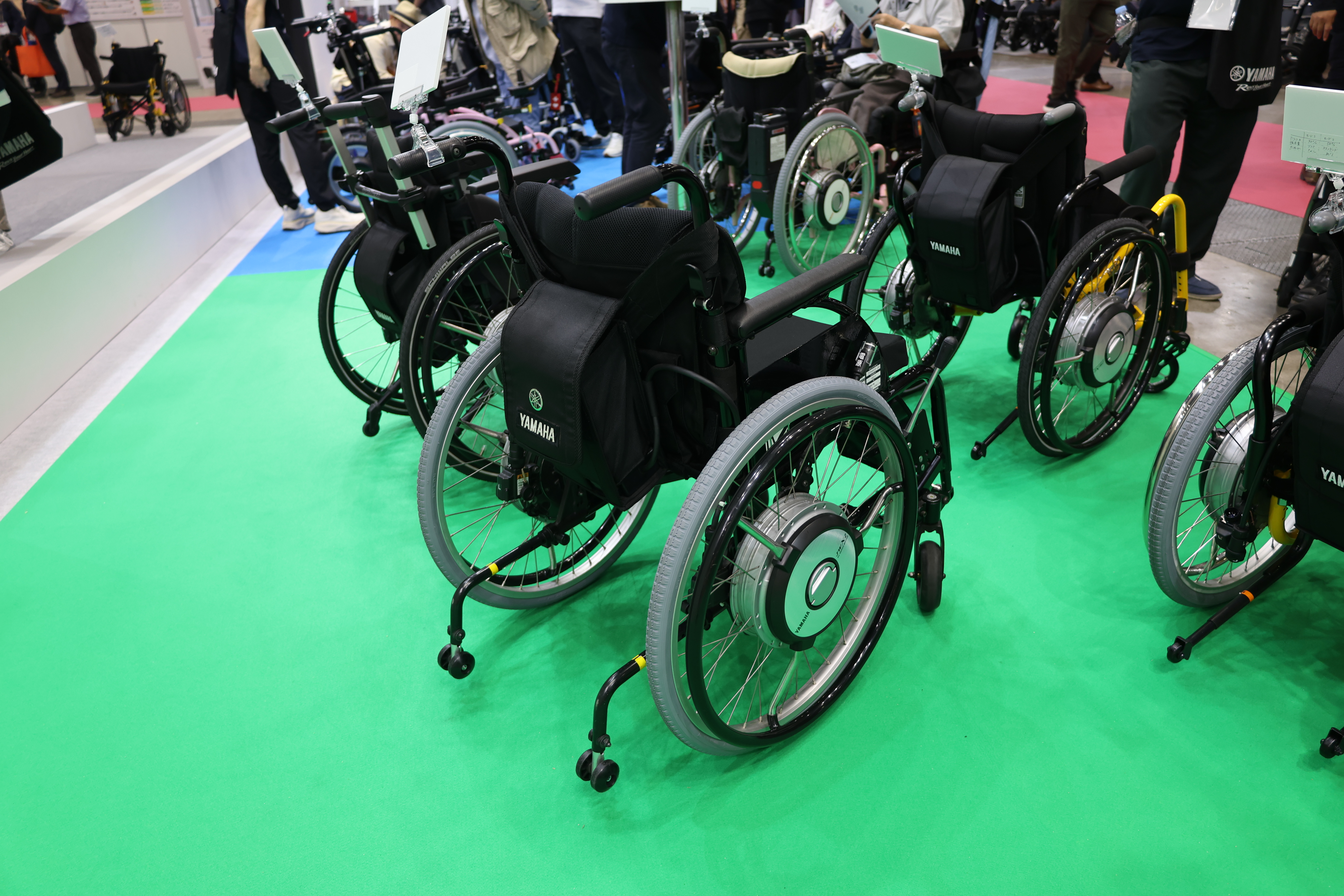 電動アシストユニットを取り付けた黒色のフレームの車いす