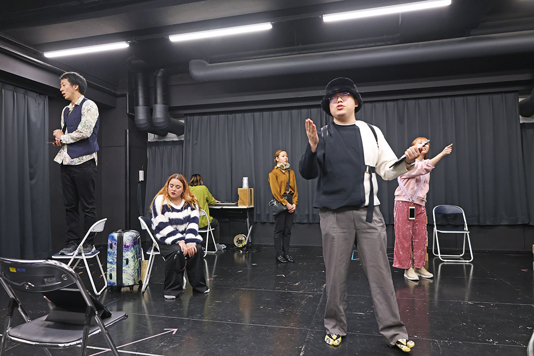 通し稽古をするキャスト