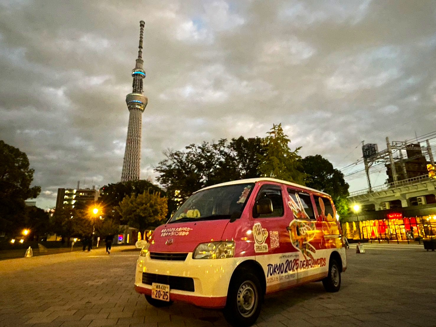 墨田区に移動するキャンペーンカー 後ろには東京スカイツリーがたつ