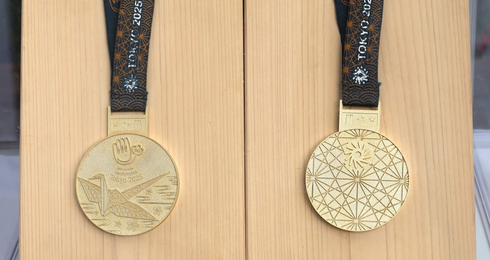 金メダル 表は折り鶴、裏は決め込み細工の文様