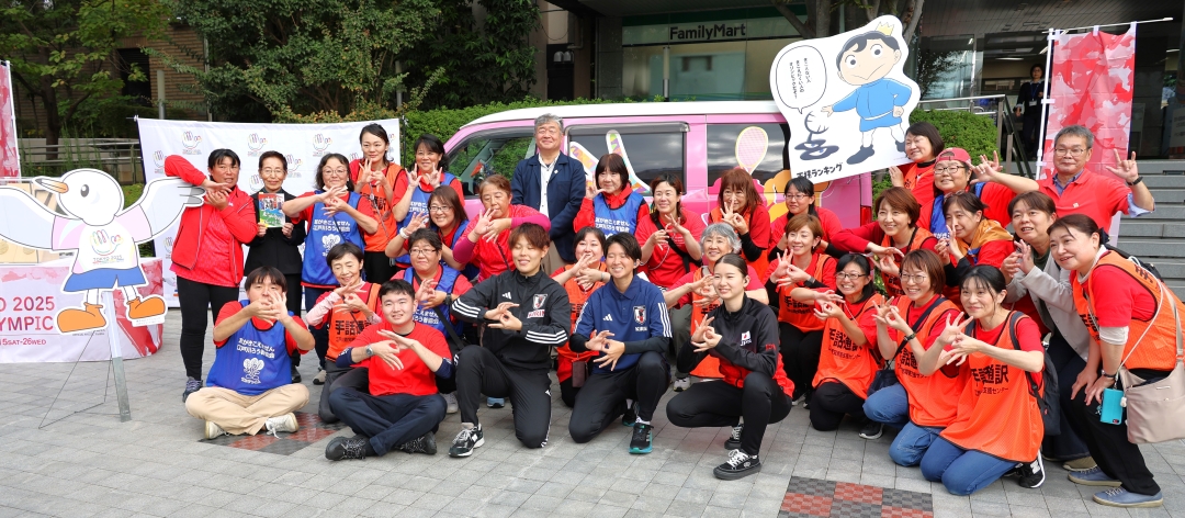 江戸川区ろう者協会の方々とデフアスリートの三名が車の前で集合写真