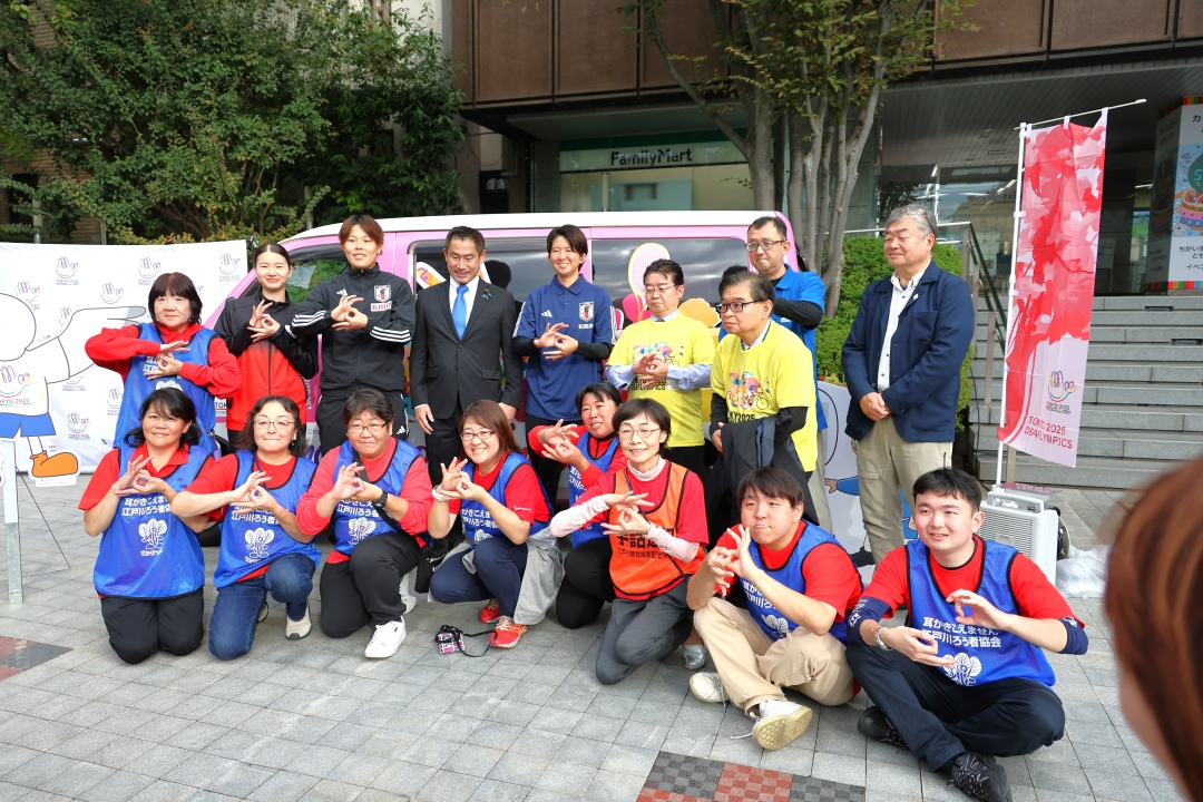 来賓の方々も加わって記念写真を取りました