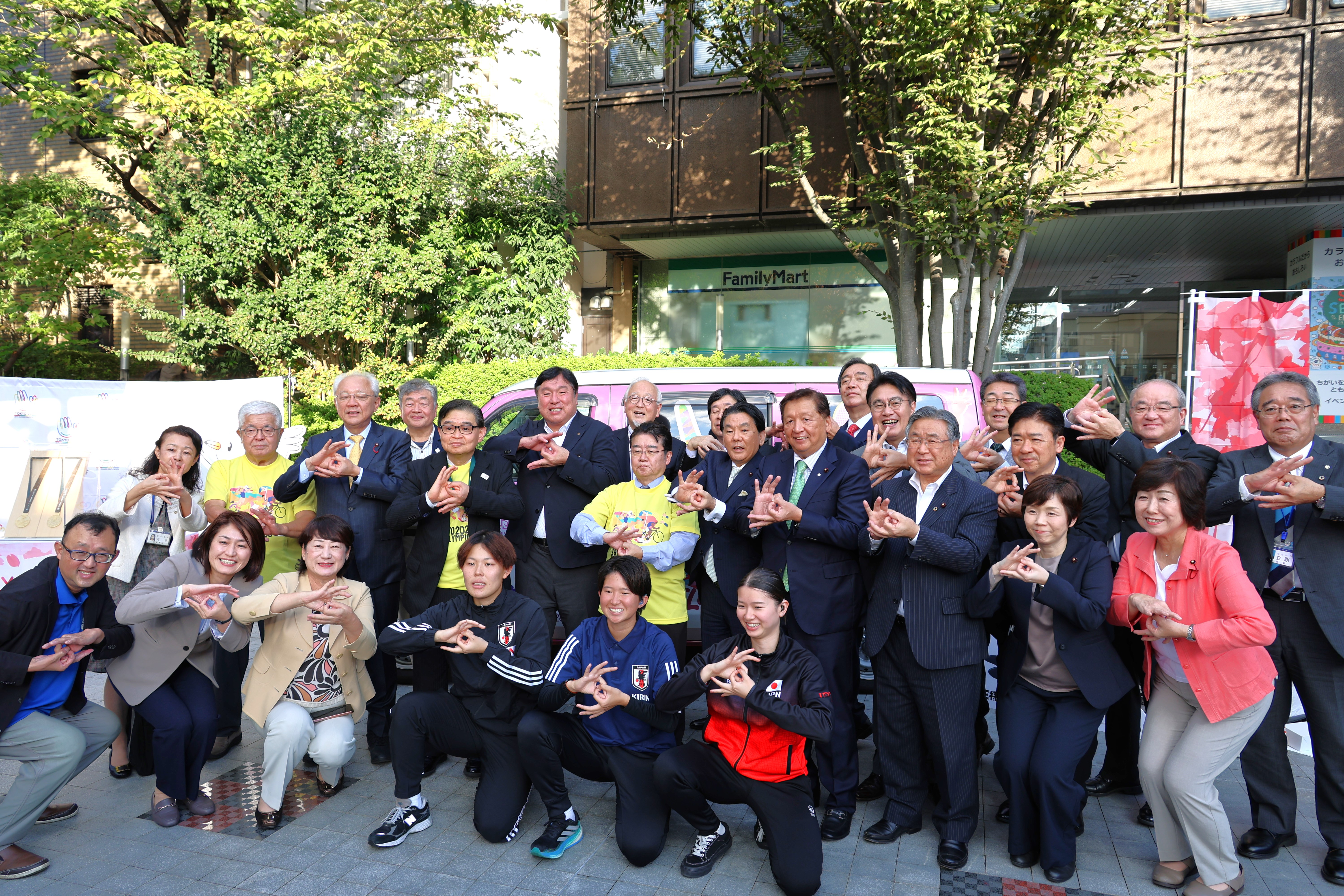 区長さんら関係者幹部の方々も加わって記念撮影