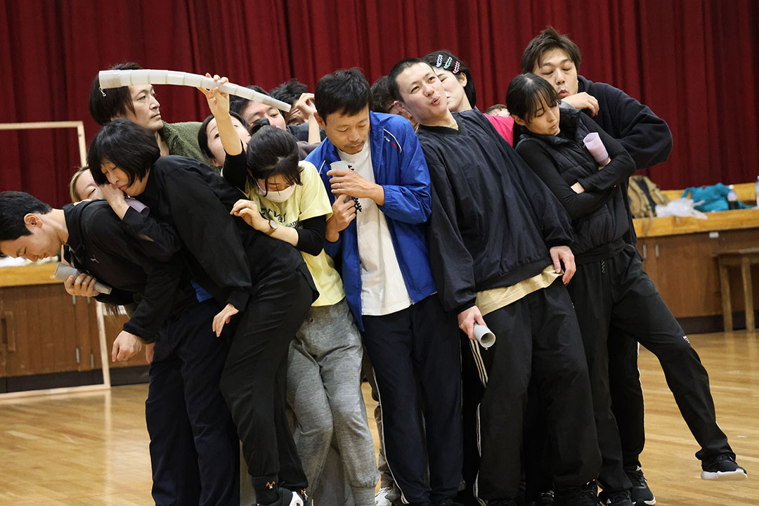 満員の乗り物の中の乗客たち