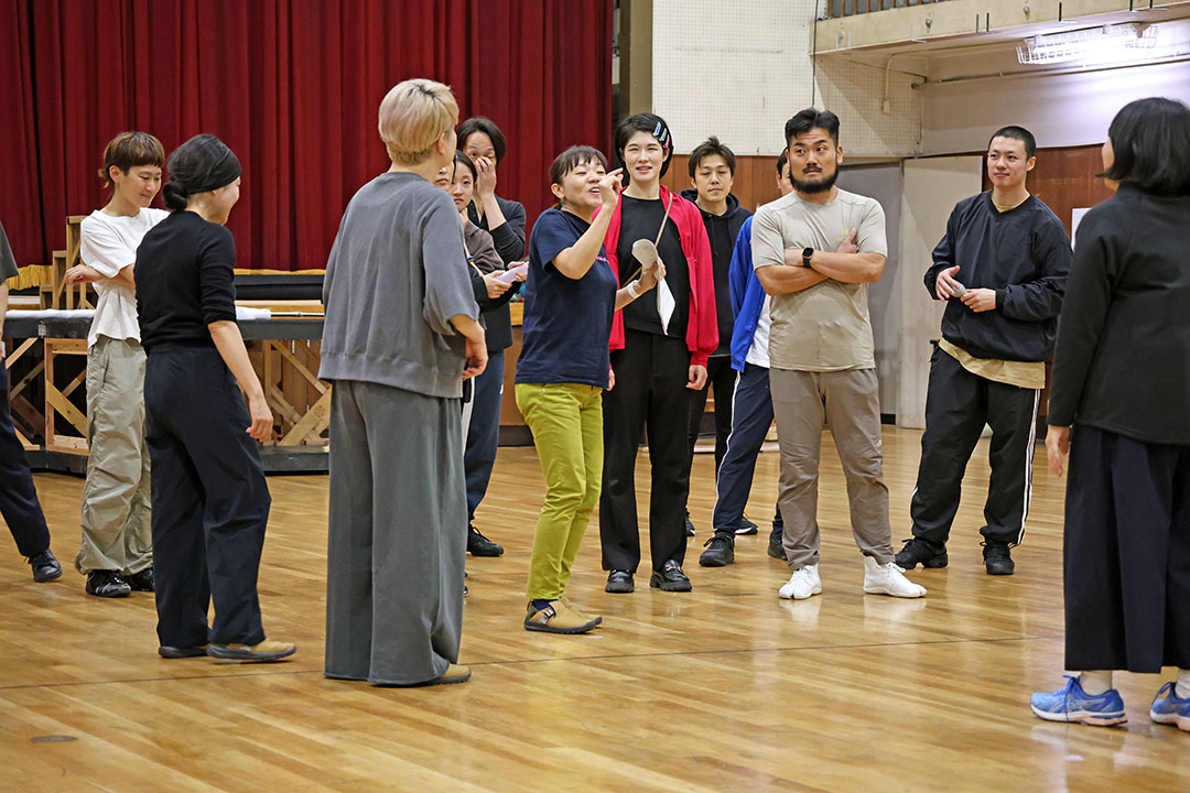 演出の説明を聞く役者たち１