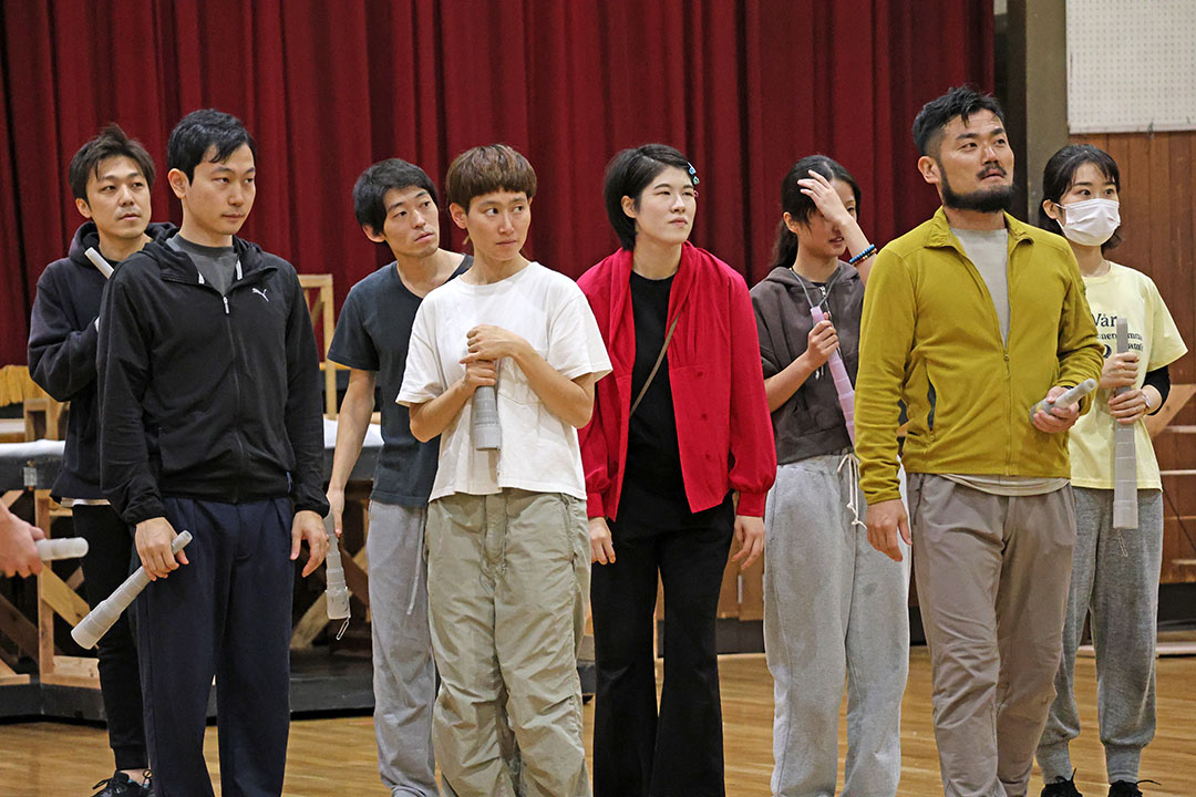 演出の説明を聞く役者たち２