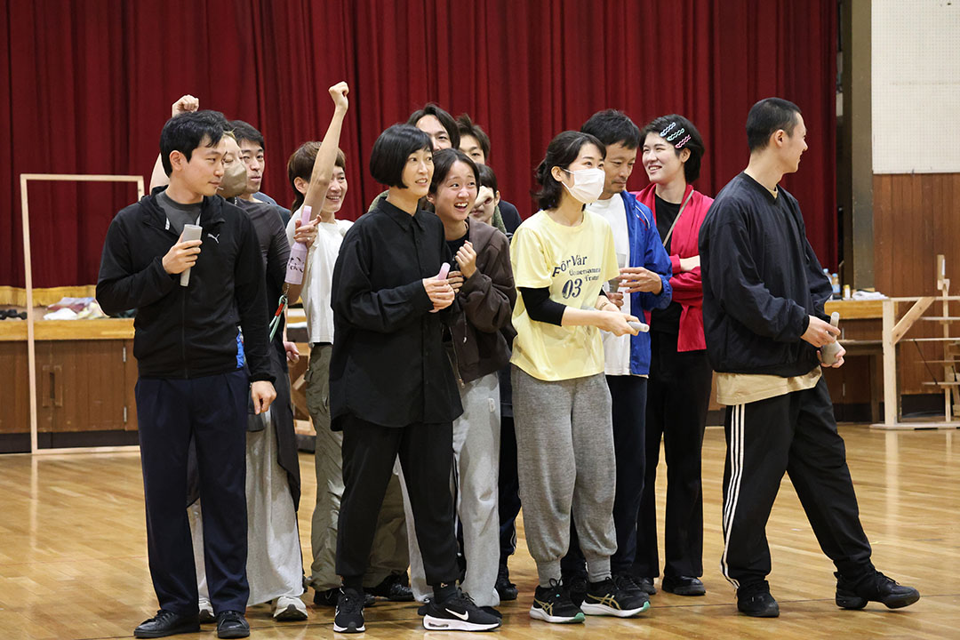 大人数で固まる役者たち