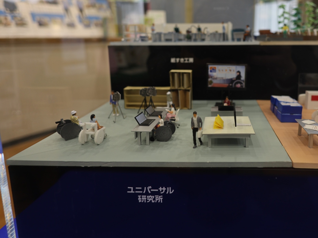 ユニバーサル研究所には、撮影機材や大きなモニターがある