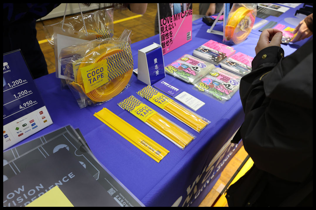 ブースのテーブルに並ぶロコテープ　点字ブロックを分解したような形
