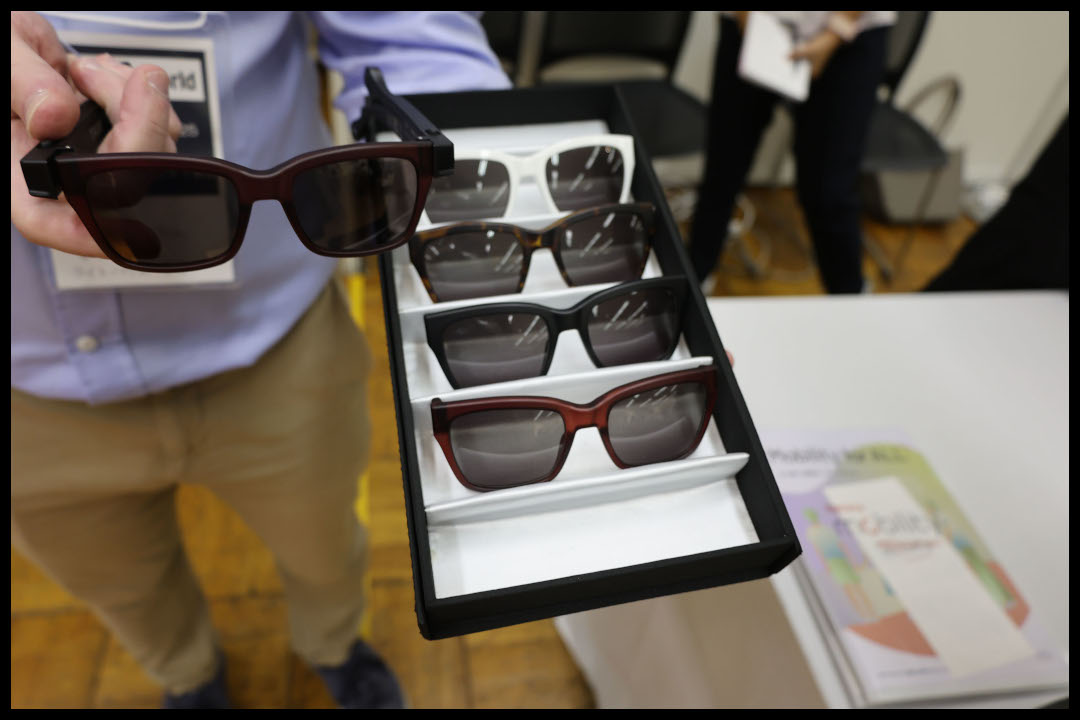 赤、黒、べっ甲柄、白など、様々なカラーバリエーションのスマートグラスがトレイに並べられている
