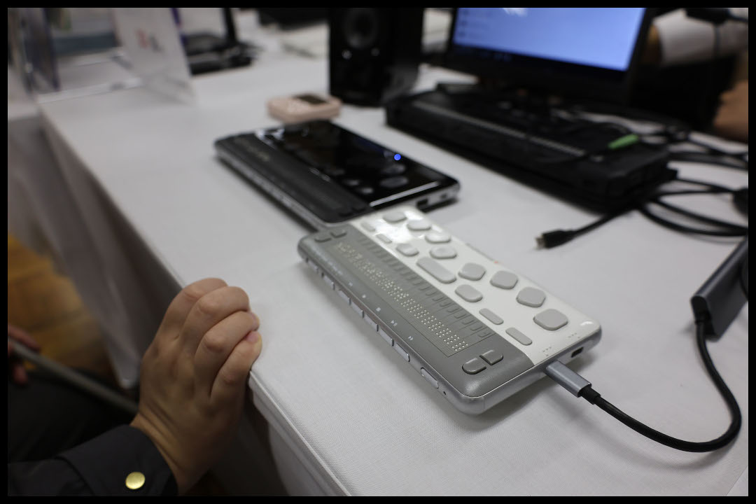 テーブルの上に置かれた白とグレーの点字ディスプレイ