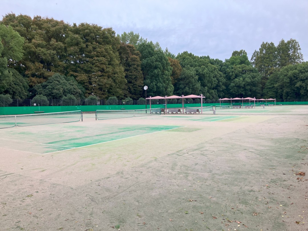 テニスコートが４面あり、間に屋根のある休憩スペースがある