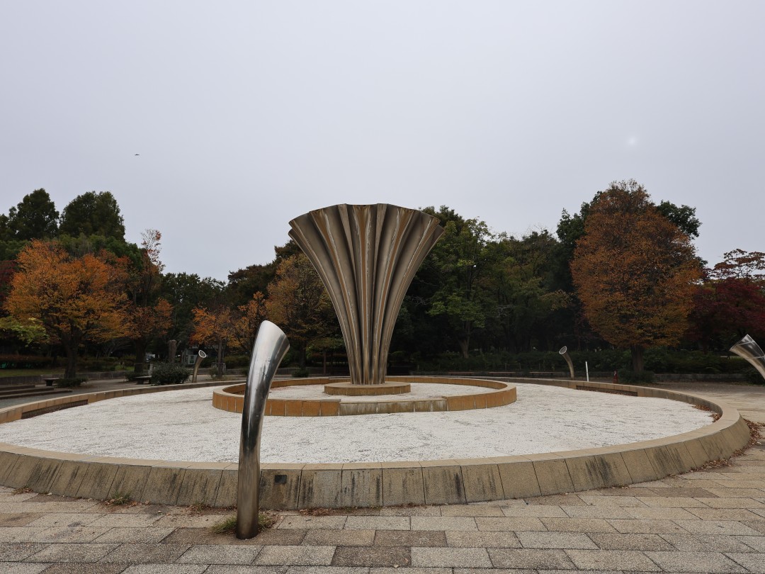 銀色のラッパのような形の噴水のモニュメント