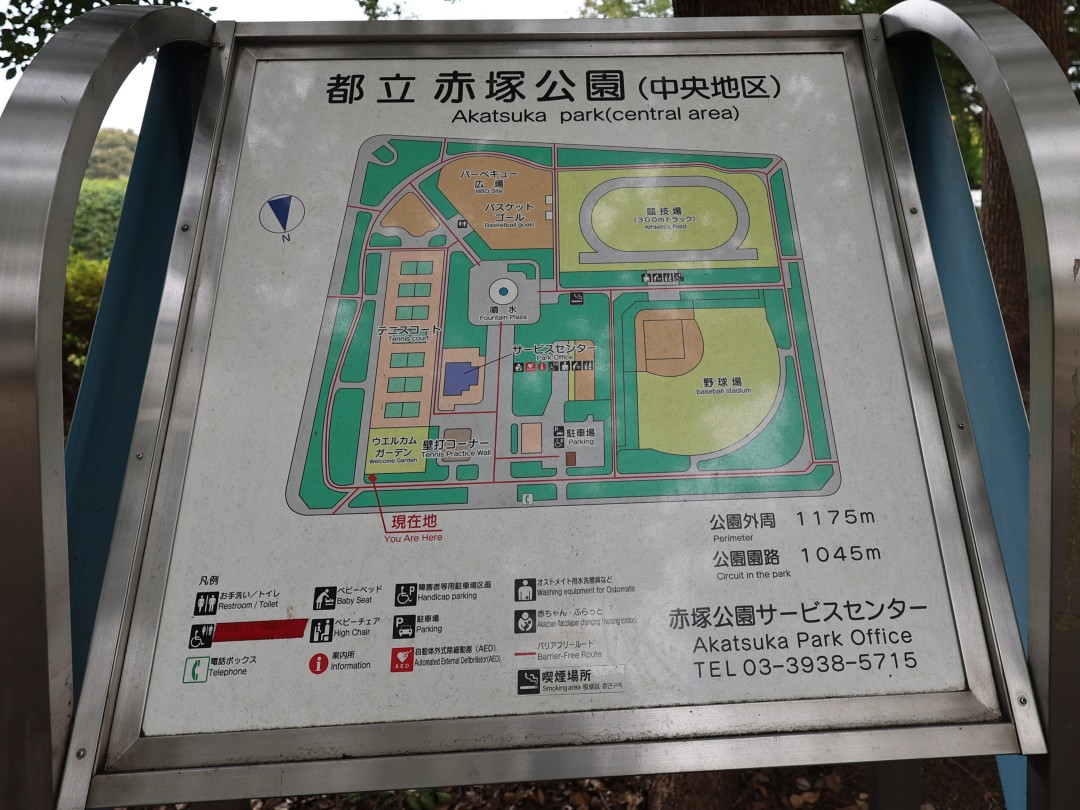 南西に競技場、北西に野球場、北東にテニスコート、南東にバーベキュー場がある