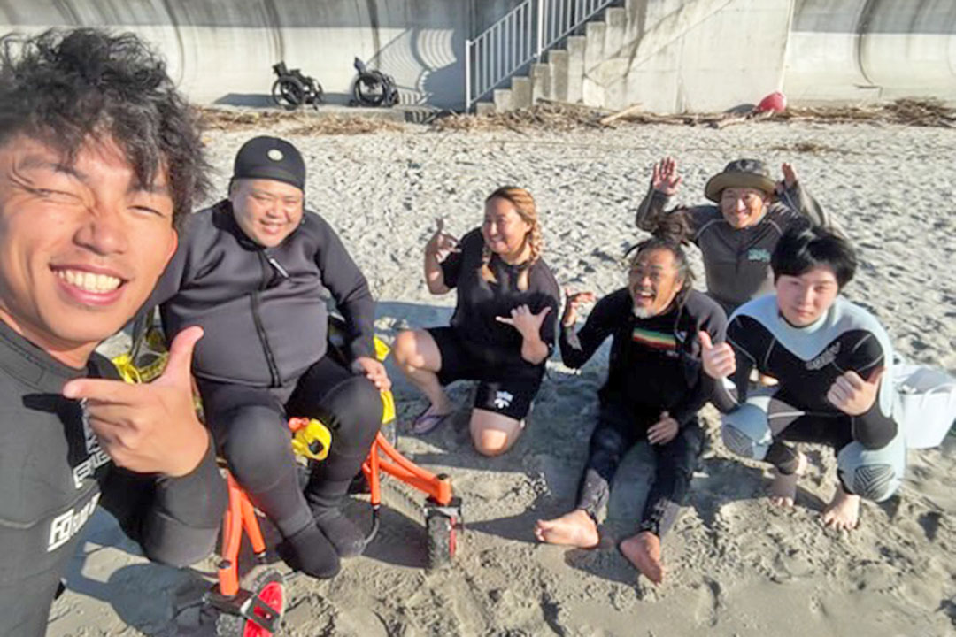 ビーチで仲間たちと撮った集合写真