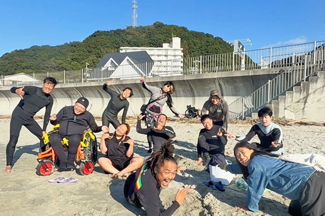 思い思いのポーズをとっている集合写真