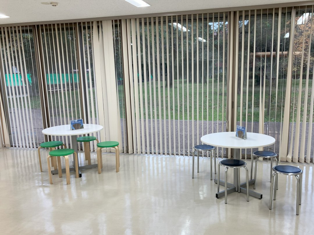 丸椅子とテーブル