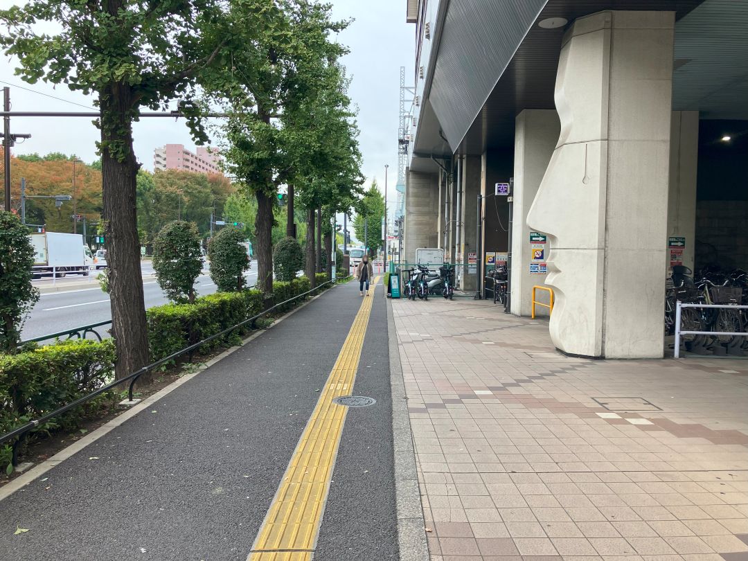 駅から出た右側の写真 右手にある駅の柱は人の顔の形になっている