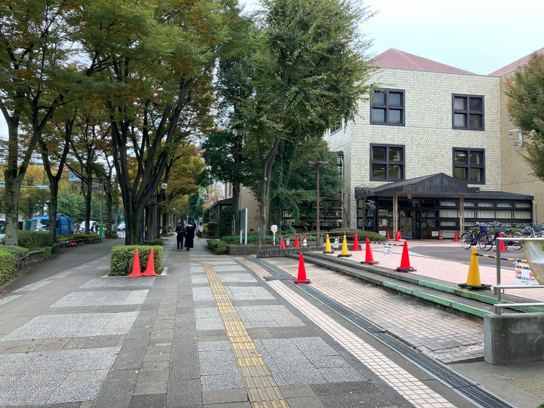 右手方向に図書館が見える 三角コーンがいくつも置かれている