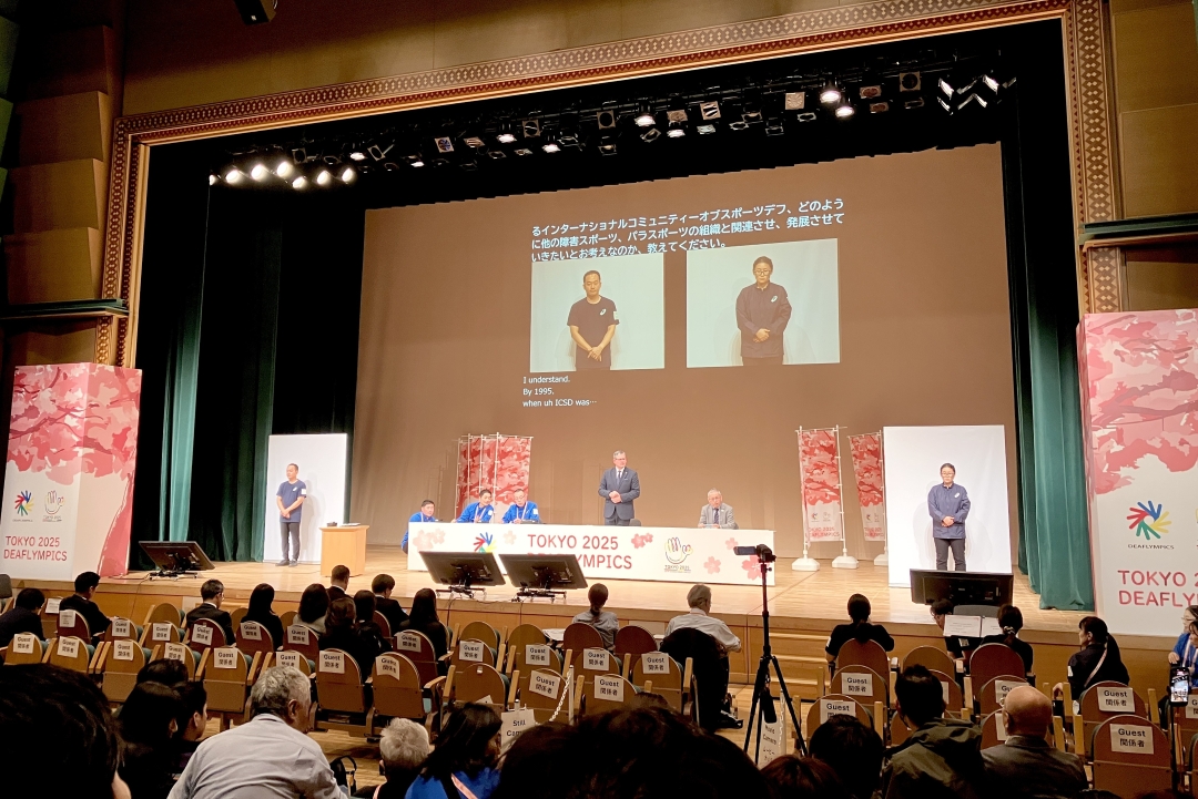 オープニングイベント壇上には主催者が、複数の通訳が並び、会場には記者tたち