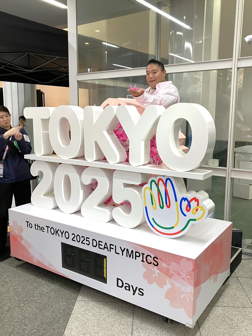 最後の折り鶴をドラムさんが投入